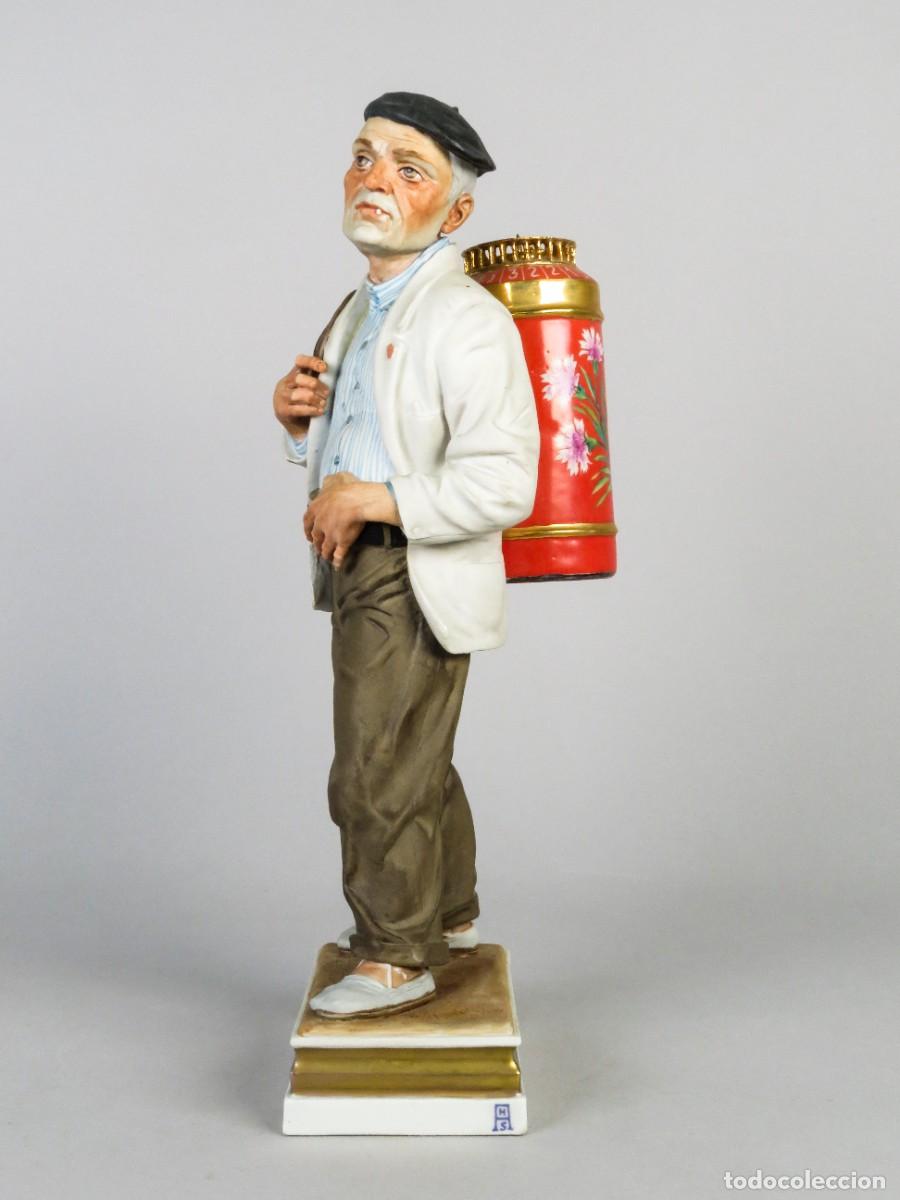 Antiquit&auml;ten: Barquillero en porcelana mate de Algora Serie Oficios Populares primera mitad del siglo XX