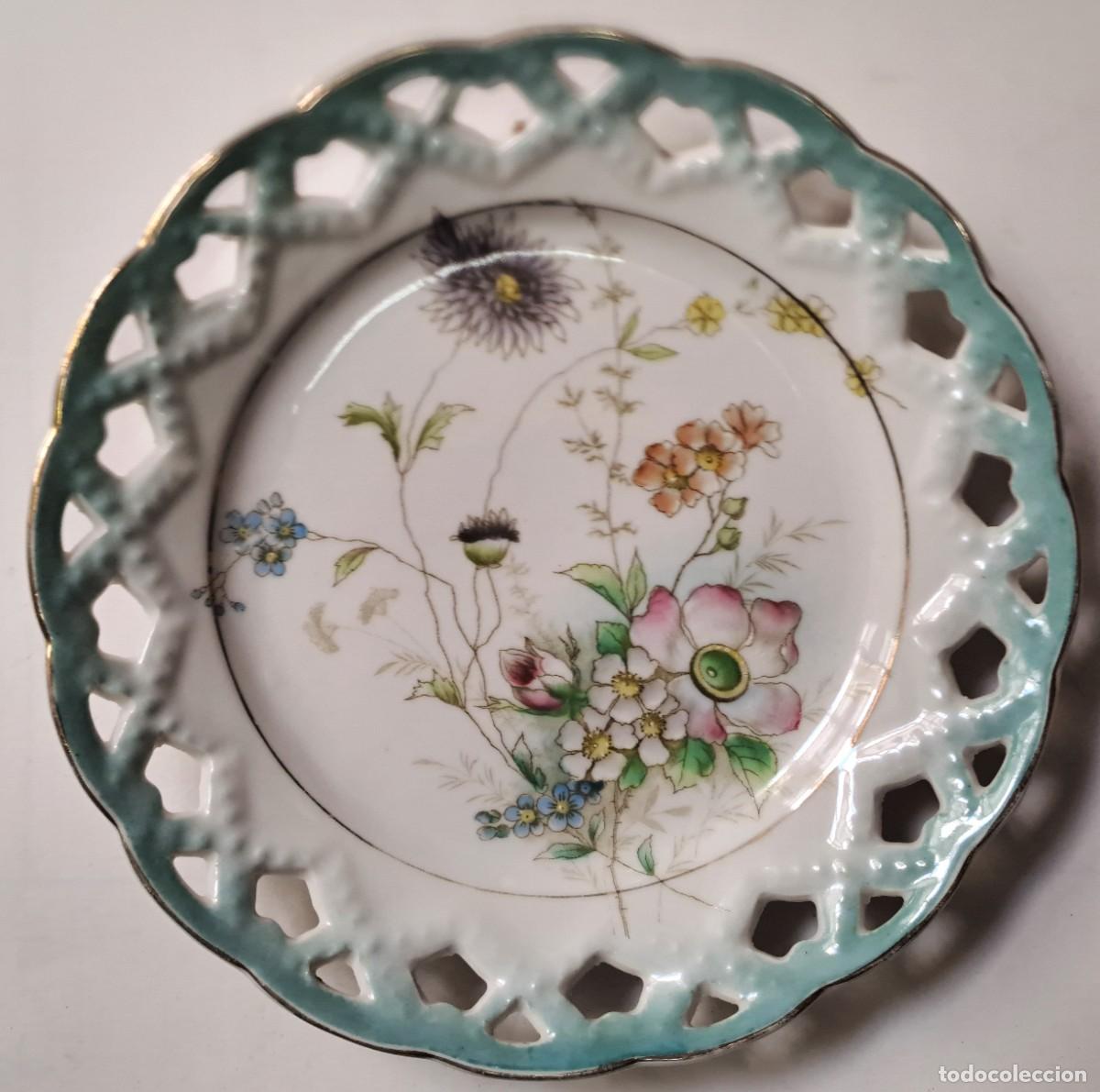 Antig&uuml;edades: PLATO DE CERAMICA CON BORDE CALADO Y DORADO, DISE&Ntilde;O FLORAL. PLATO-349