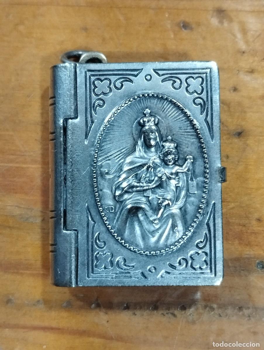 Antig&uuml;edades: CAJITA DE METAL EN FORMA DE LIBRO CON PEQUE&Ntilde;O ROSARIO EN SU INTERIOR.