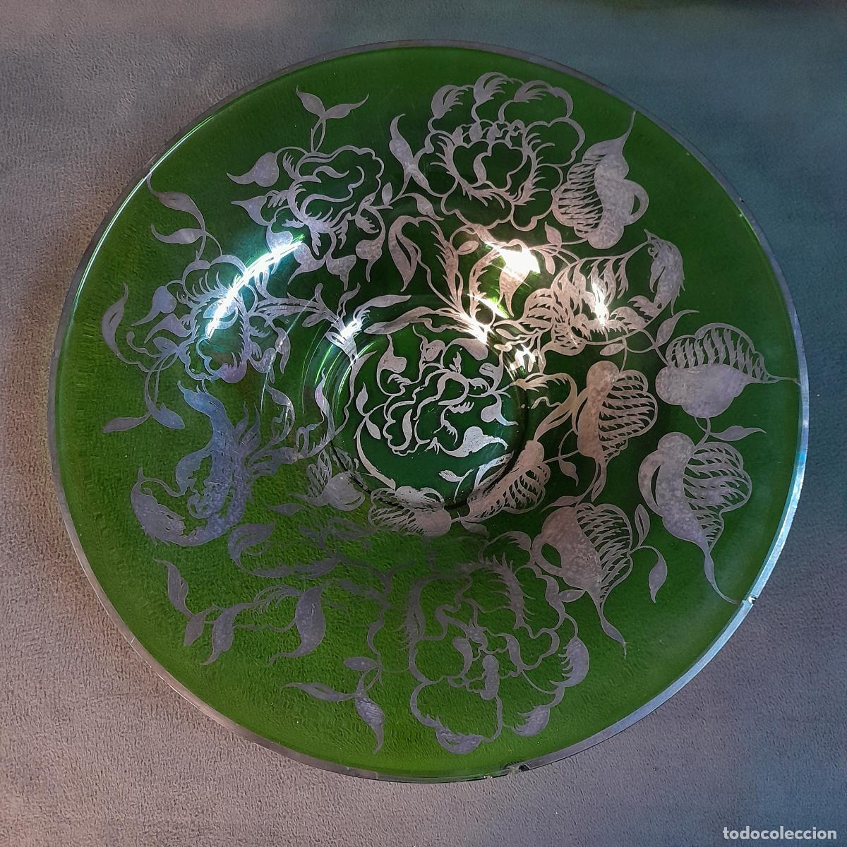 Antiguidades: FRUTERO DE VIDRIO VERDE CON DECORACI&Oacute;N FLORAL Y BORDES EN PLATA. SIGLO XX.