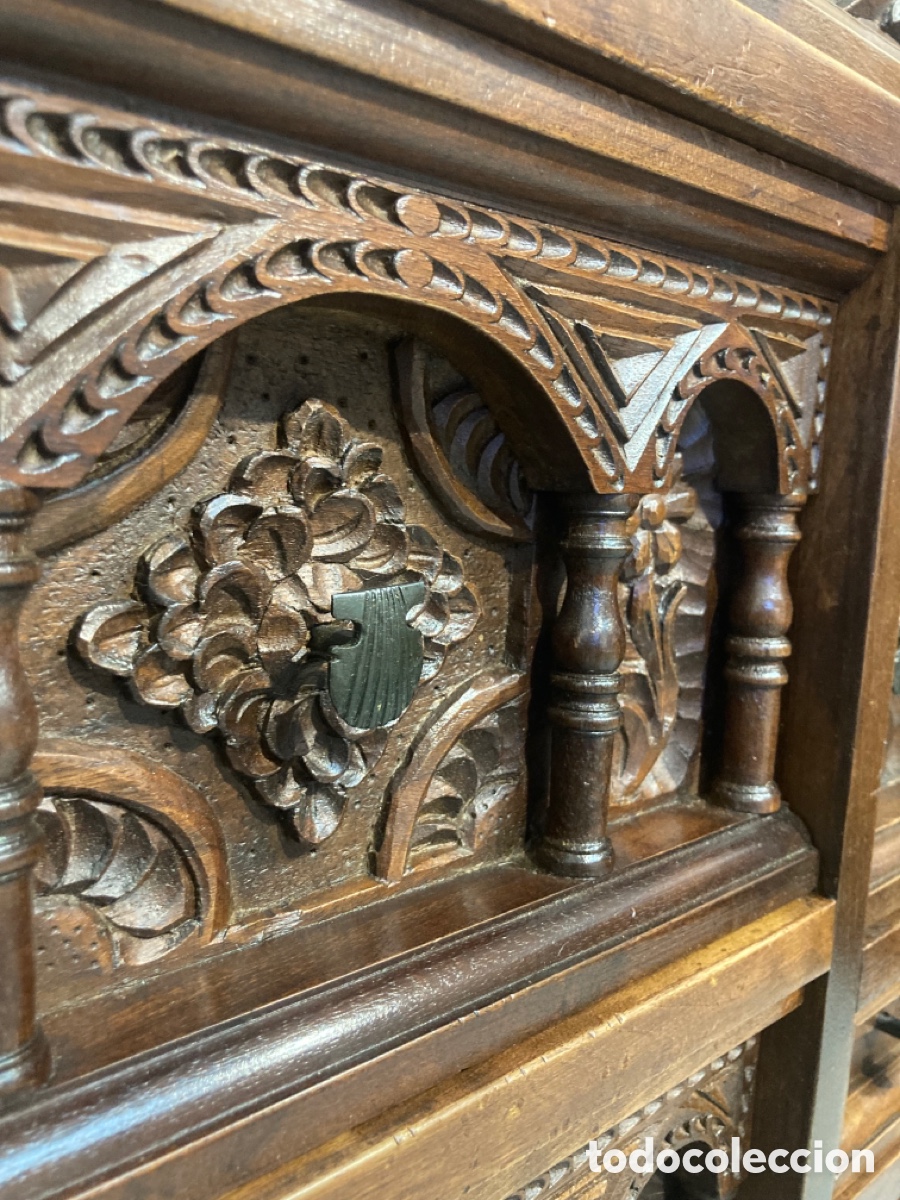 Antig&uuml;edades: Bargue&ntilde;o de nogal tallado - Foto 22