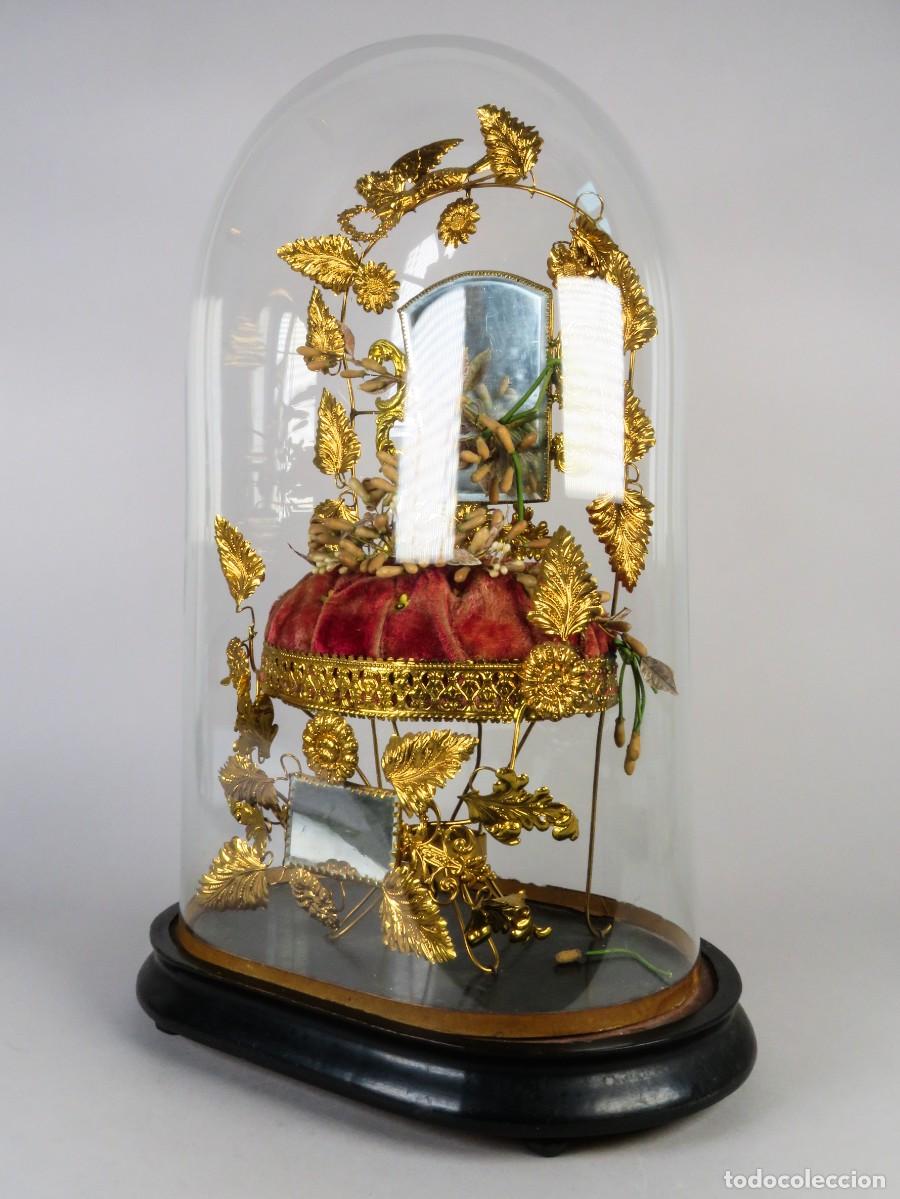 Antig&uuml;edades: Fanal nupcial franc&eacute;s Globe de Mari&eacute;e metal dorado capiton&eacute; y espejo finales del siglo XIX