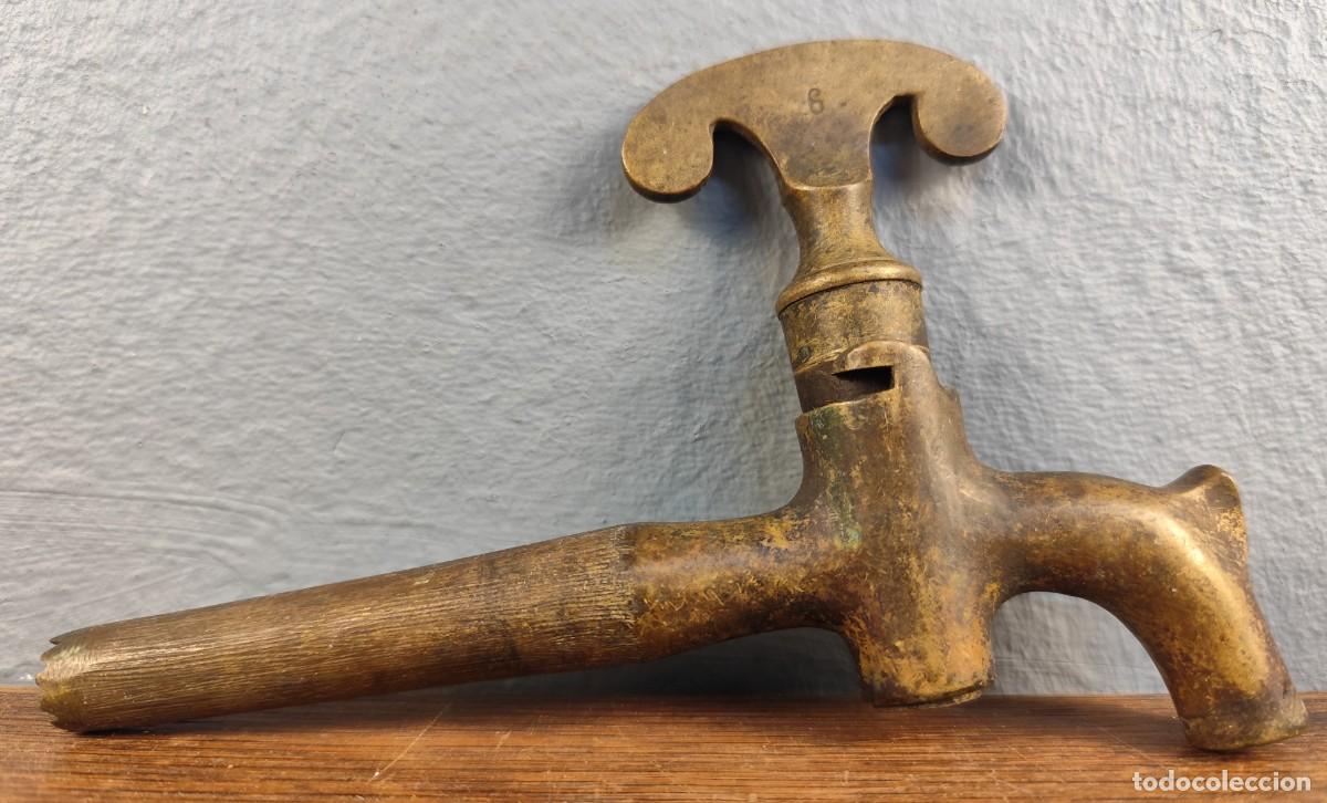Antig&uuml;edades: Grifo de bronce para bota siglo XIX
