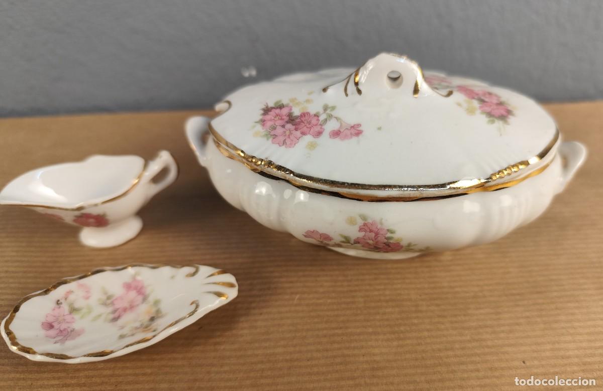 Antig&uuml;edades: Conjunto de porcelana en miniatura con sopera, salsera y bandeja