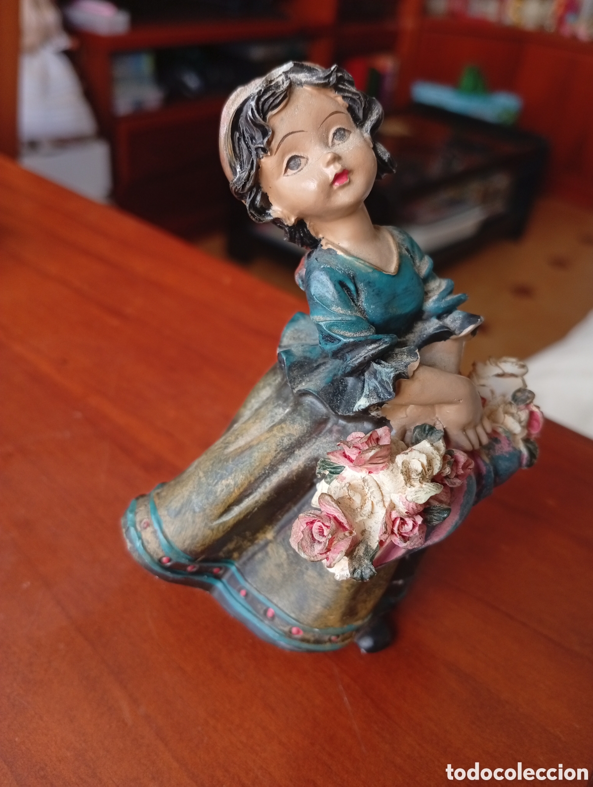 Antig&uuml;edades: FIGURA RESINA DE NI&Ntilde;A CON FLORES POSIBLEMENTE FIGURITA DE BELEN A&Ntilde;OS 80 / 90