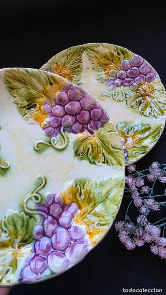Antig&uuml;edades: Plato Antiguo de Postre en Barbotina May&oacute;lica Motivos Uvas en Relieve (c. 1920) Estilo R&uacute;stico / Co