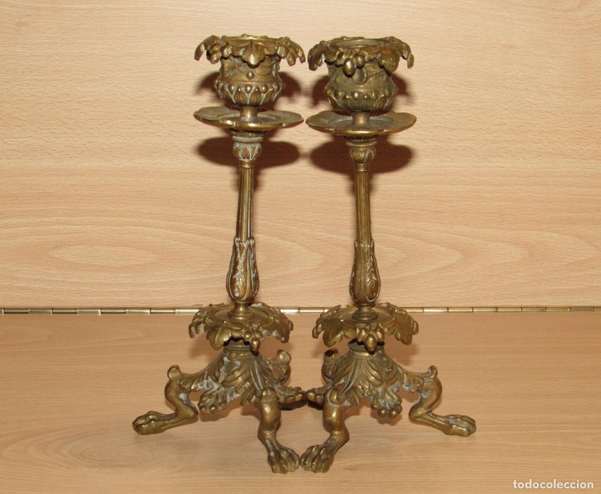 Antig&uuml;edades: Par candelabros porta velas bronce patas animal garras y frutales Francia estilo Art Nouveau 1900