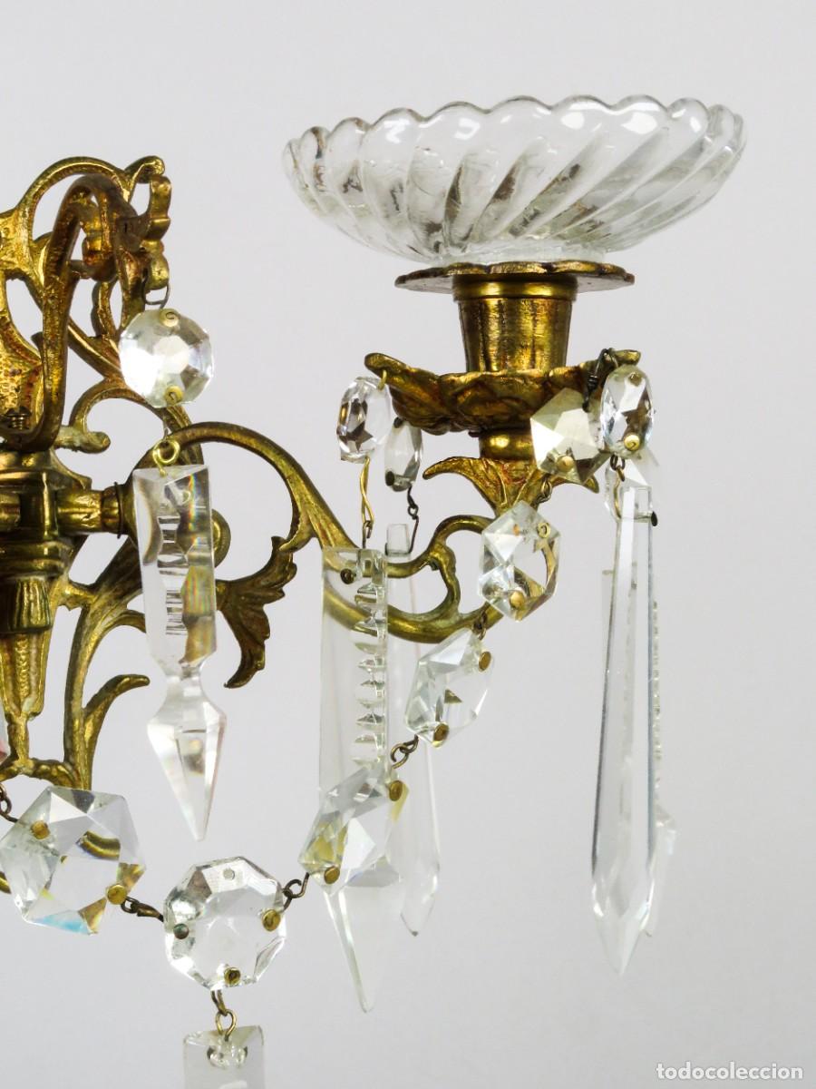 Antig&uuml;edades: Pareja de apliques de bronce dorado y cristal mediados del siglo XX