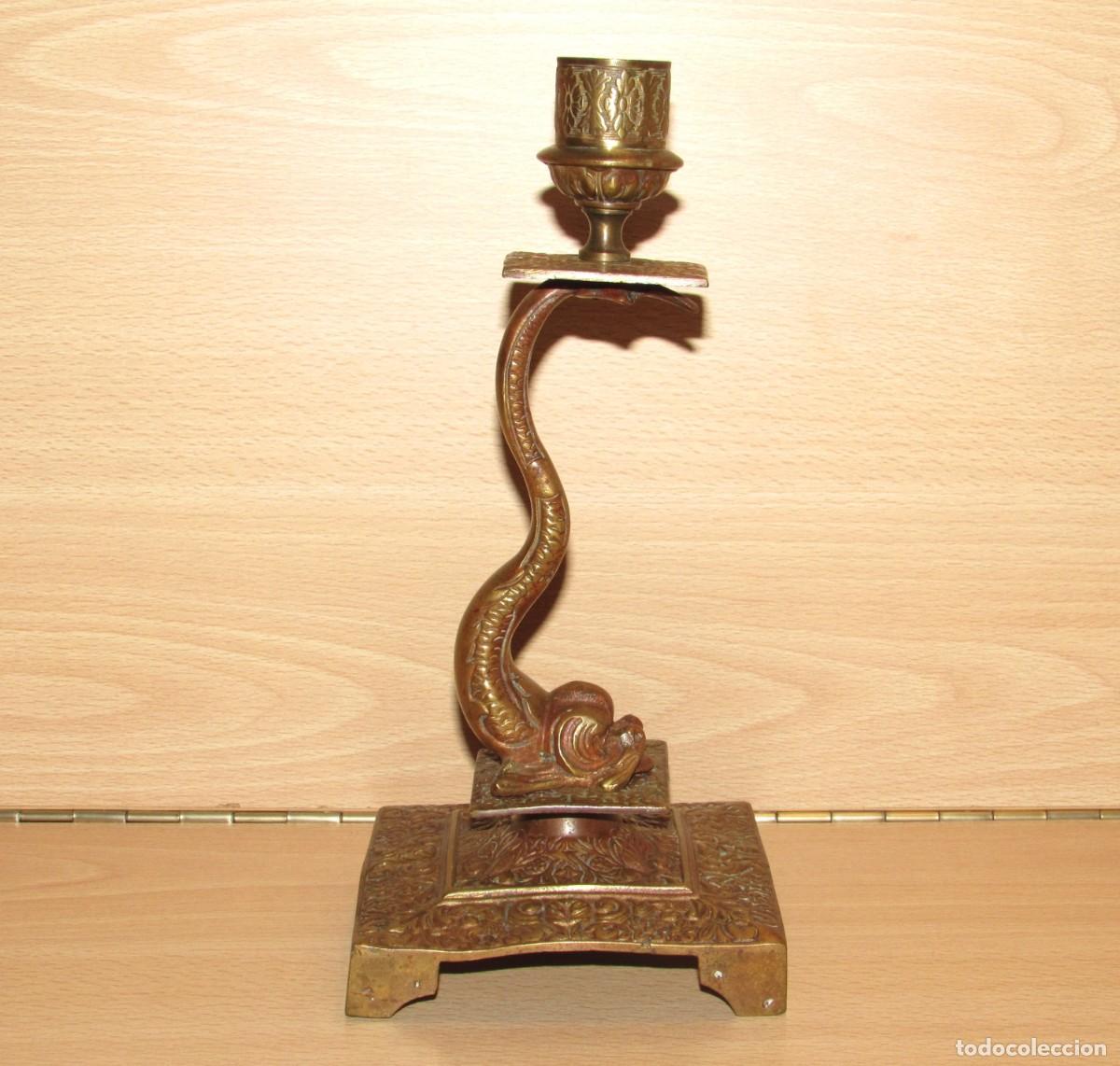 Antig&uuml;edades: Antiguo candelabro porta velas metal bronce pez mitol&oacute;gico mitolog&iacute;a oriental china y labrados
