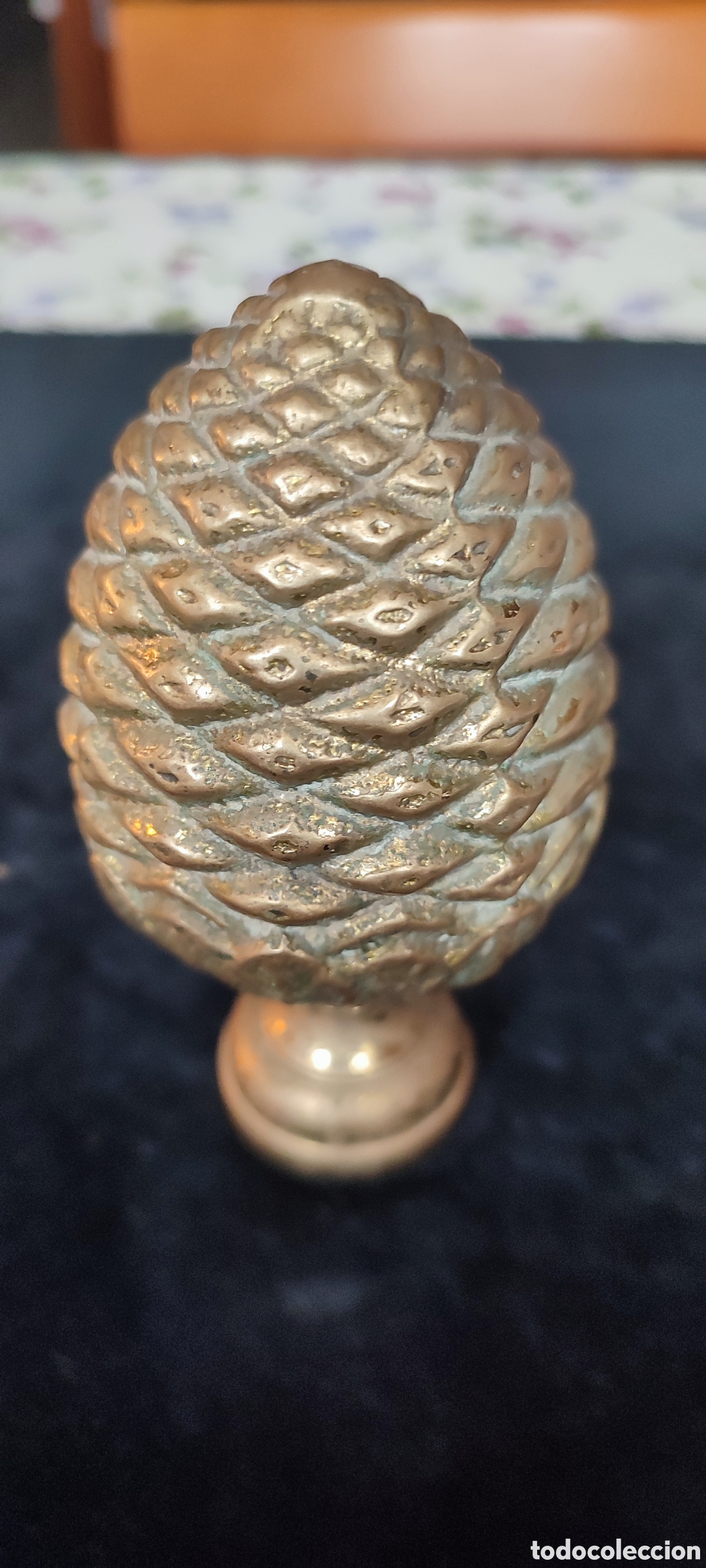 Antig&uuml;edades: Antiguo remate de bronce en forma de pi&ntilde;a para escalera del siglo XIX