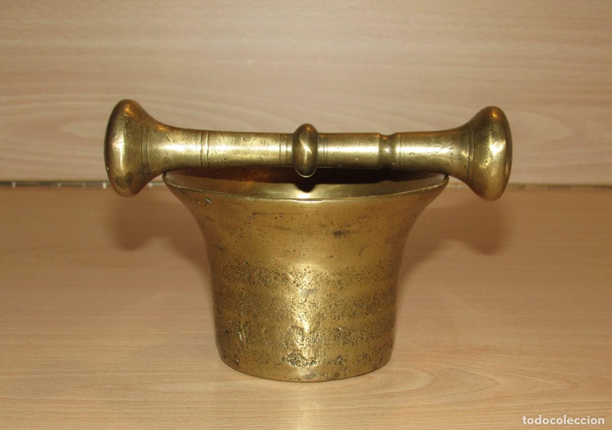 Antig&uuml;edades: Antiguo mortero almirez bronce dorado 6, x 9,3 x 5,5 cm y vaso 450 gr y maza 260 gr siglo XIX