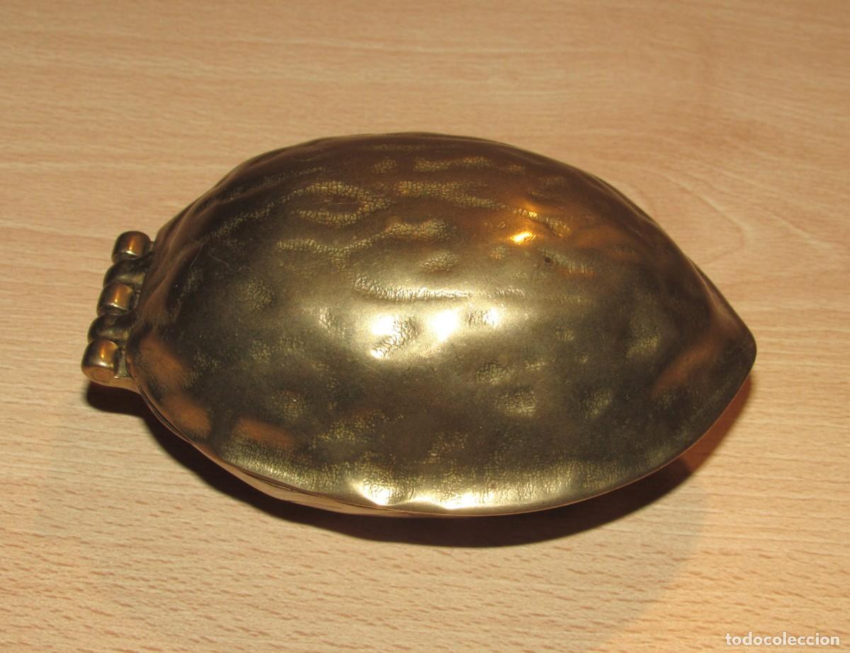 Antig&uuml;edades: Antiguo partidor nueces vintage cascanueces abrenueces metal dorado con forma de nuez a&ntilde;os 60