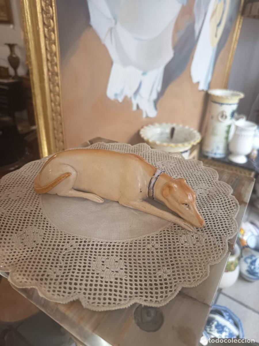 Antig&uuml;edades: Figura Galgo porcelana Biscuit