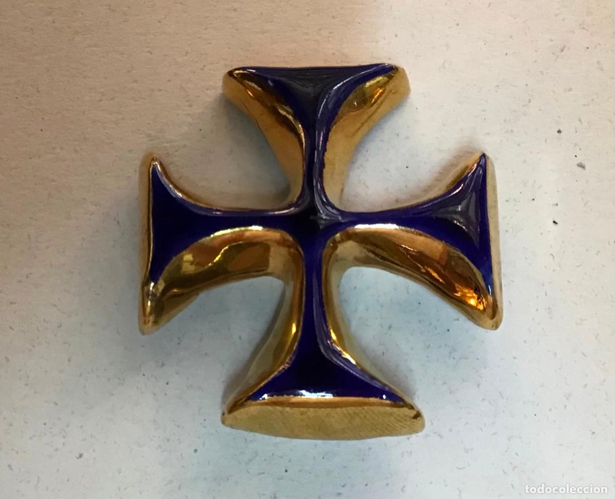 Antig&uuml;edades: CRUZ DE PORCELANA ESMALTADA, COLGANTE