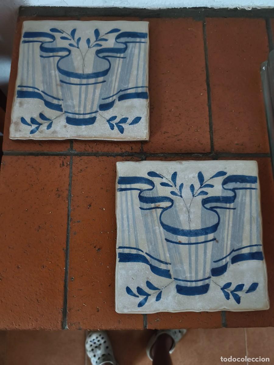 Antig&uuml;edades: Pareja de bonitos azulejos 20 x 20 cm.