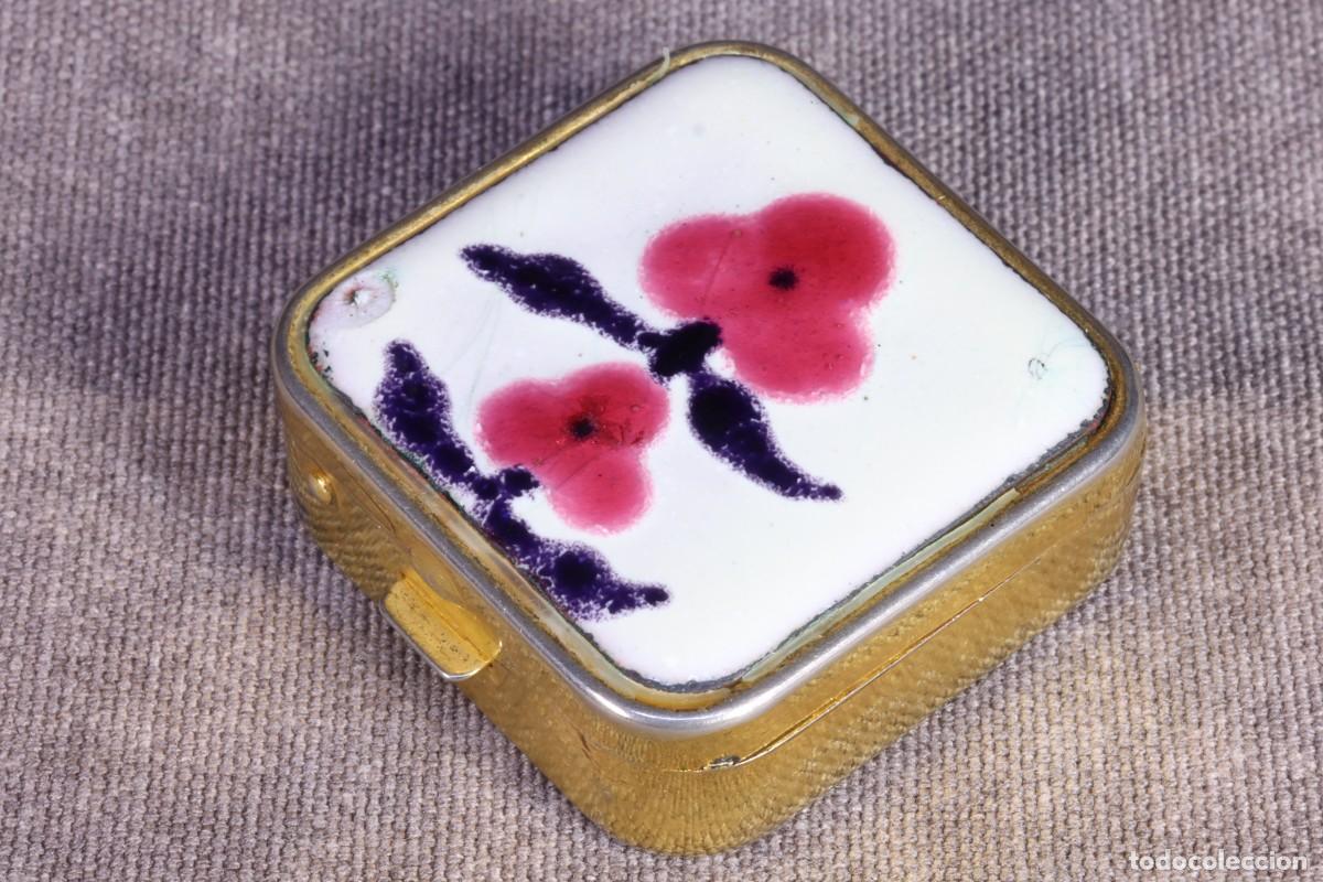 Antig&uuml;edades: Caja pastillero flores. Metal y esmalte. Flower-shaped pillbox. Metal and enamel.