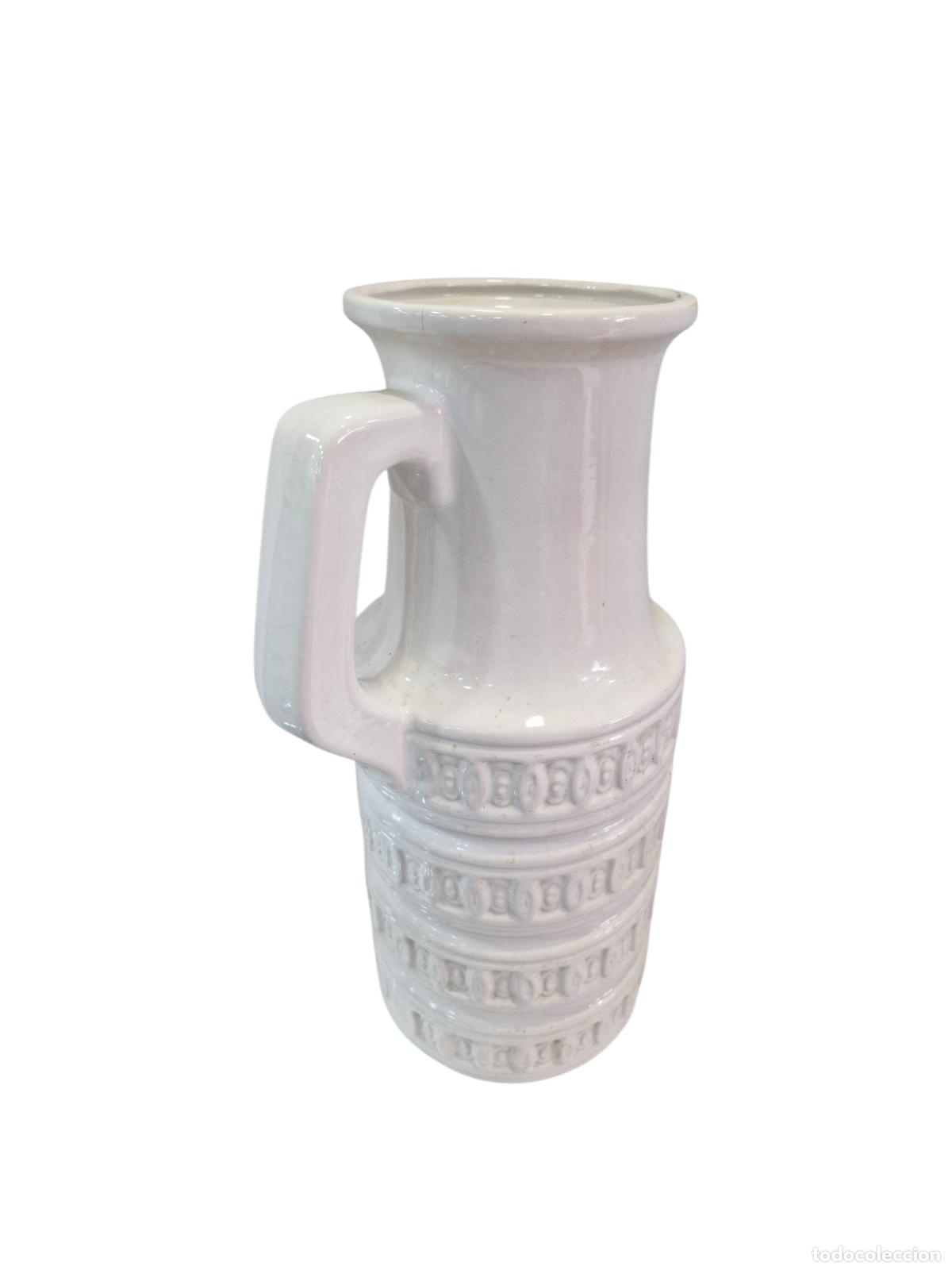 Antig&uuml;edades: Jarra cer&aacute;mica blanca con relieve decorativo