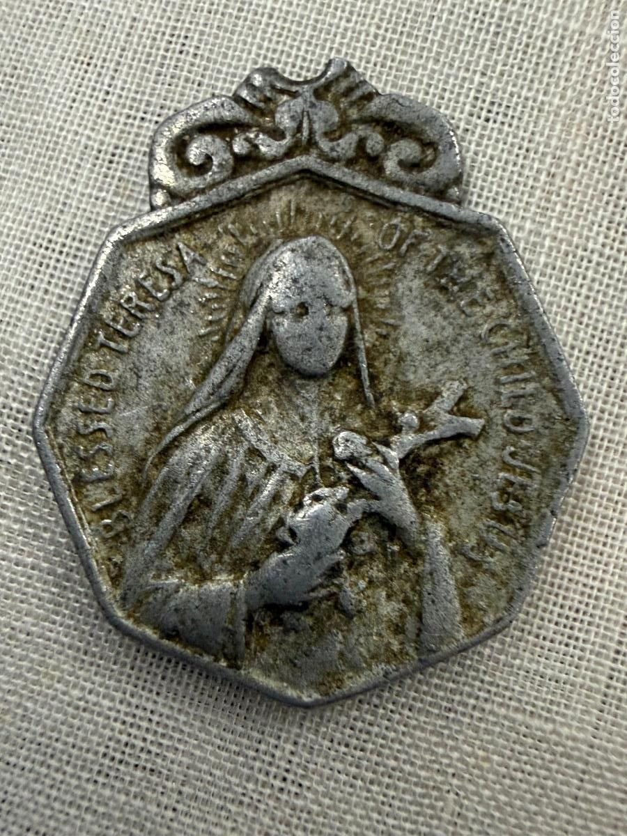 Antig&uuml;edades: Bonita medalla antigua de Santa Teresa de Lisieux. En aluminio. 2,5x2cms