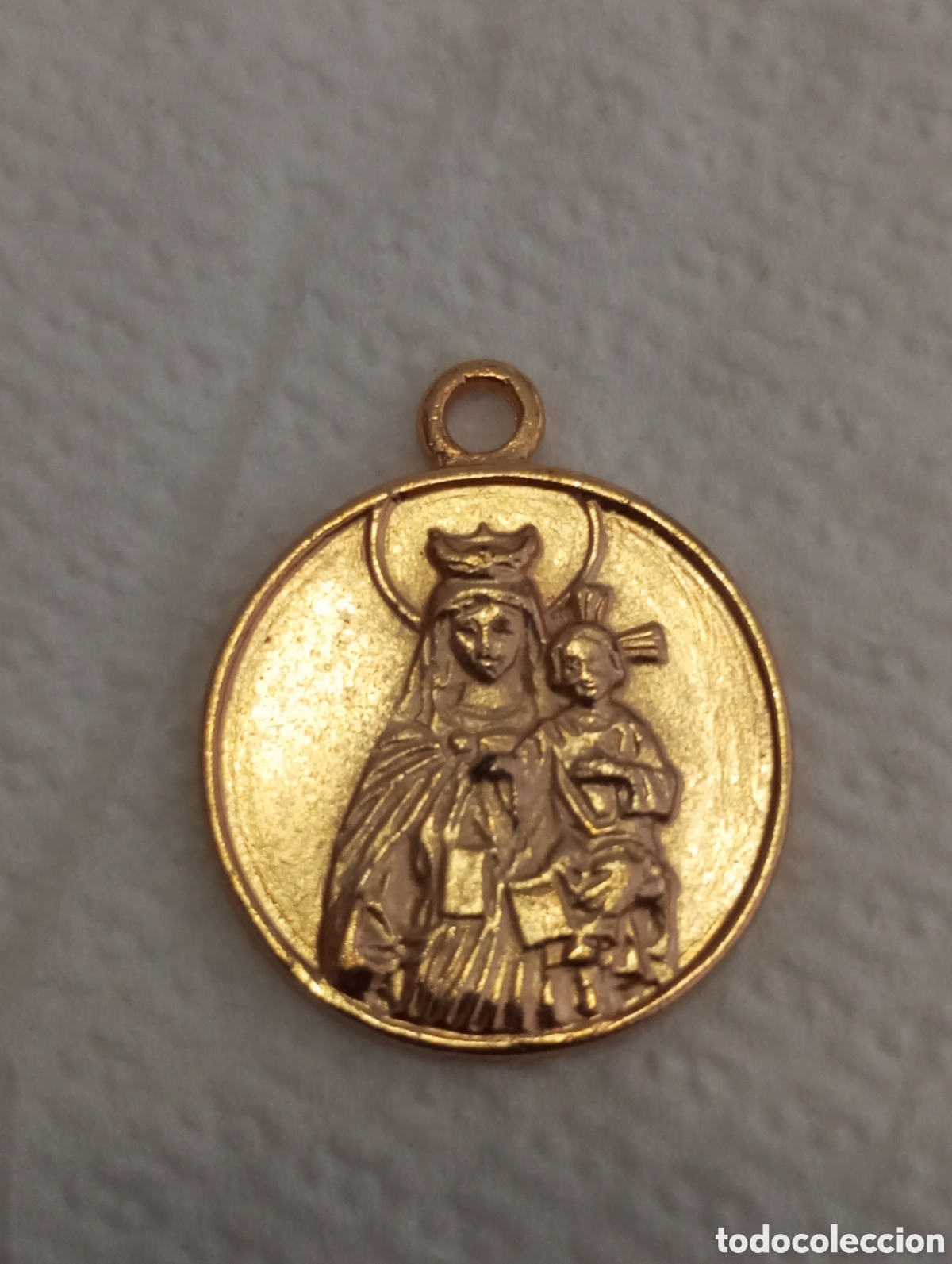 Antig&uuml;edades: Medalla virgen del carmen metal dorado 2.50 cms