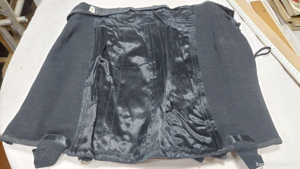 Antig&uuml;edades: Antiguo corset de tela - Foto 2