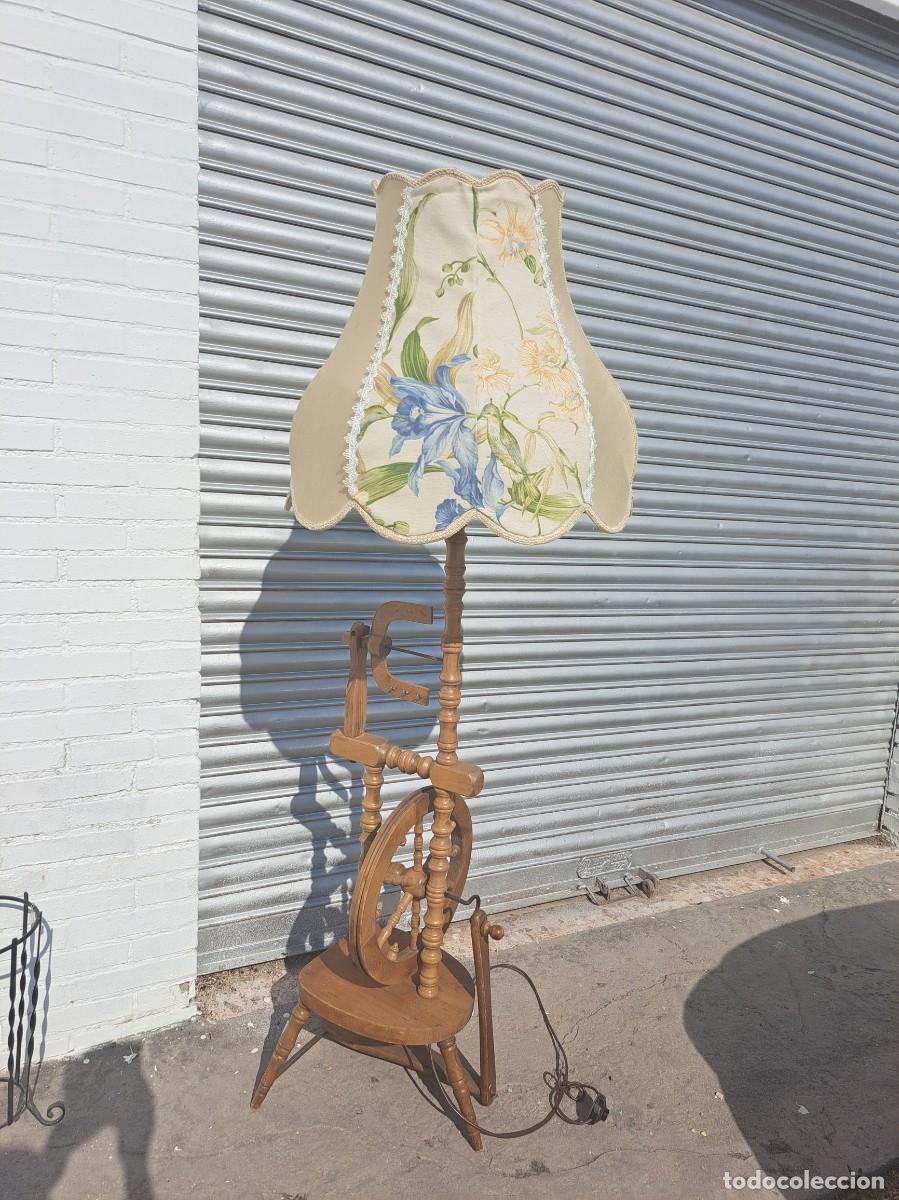Antig&uuml;edades: Antigua lampara rueca de madera de roble, muy completa.
