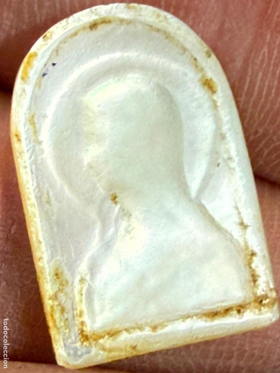 Antig&uuml;edades: Preciosa virgen de nacar para poner en medalla. mide 1,8x1,3cms