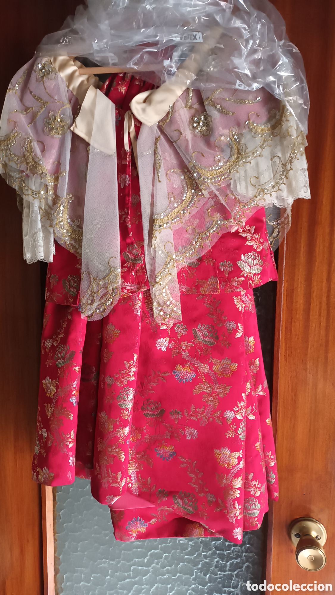 Antig&uuml;edades: 9 trajes de fallera, enaguas, delantales, manteletas, lazos...
