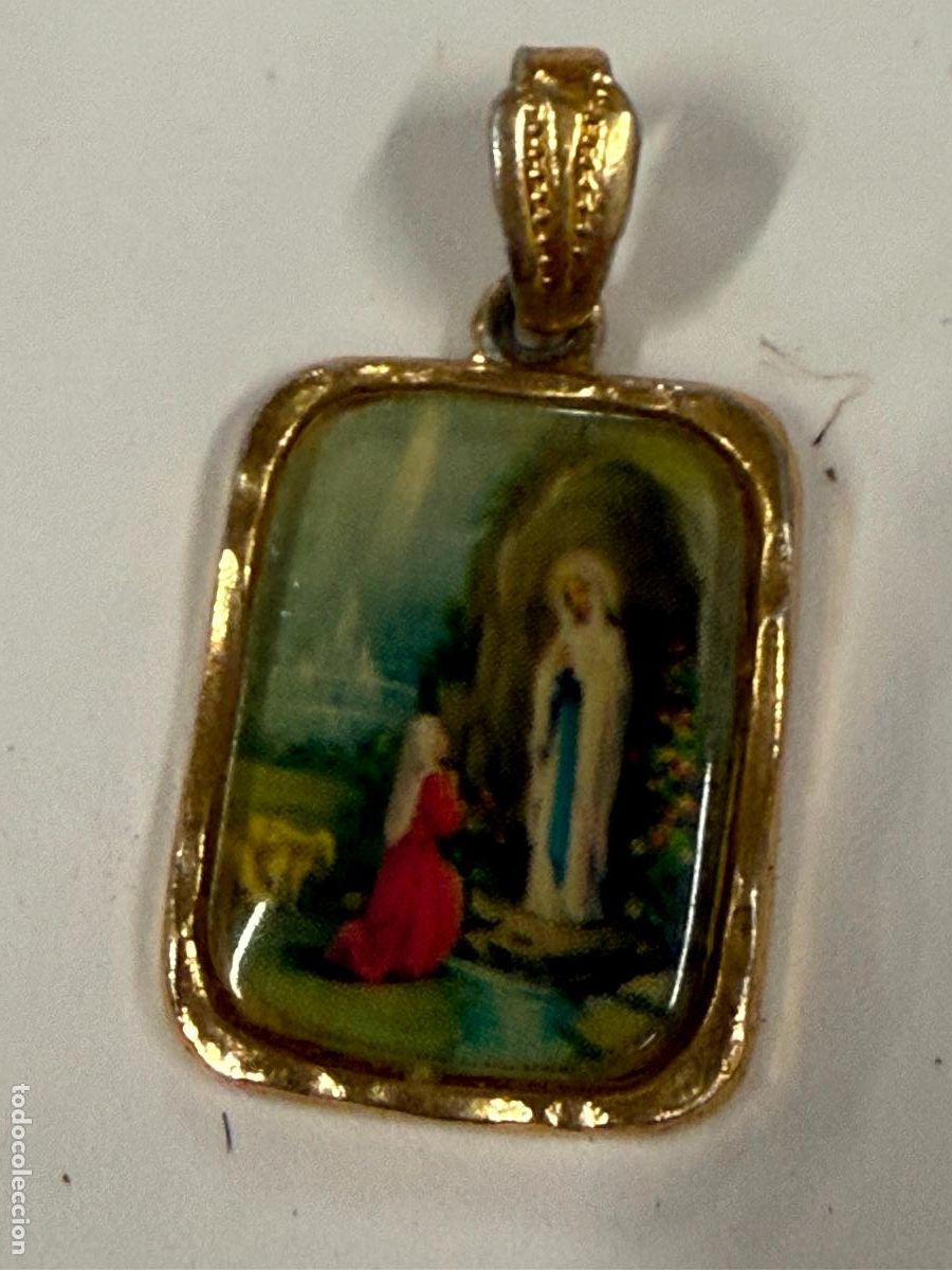 Antig&uuml;edades: Bonita medalla de fantasia, en metal tipo aluminio dorada. Fatima o Lourdes. 1,8x1,5cms