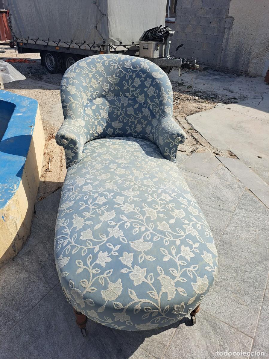 Antiquit&auml;ten: Antiguo cheslong tapizado floral en azul claro y blanco, patas de madera de haya con ruedas de metal