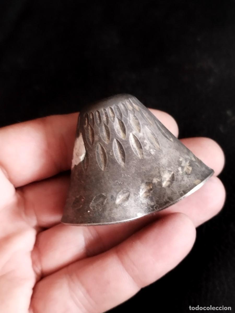 Antig&uuml;edades: Antigua campana de metal trabajado, sin badajo y a restaurar.