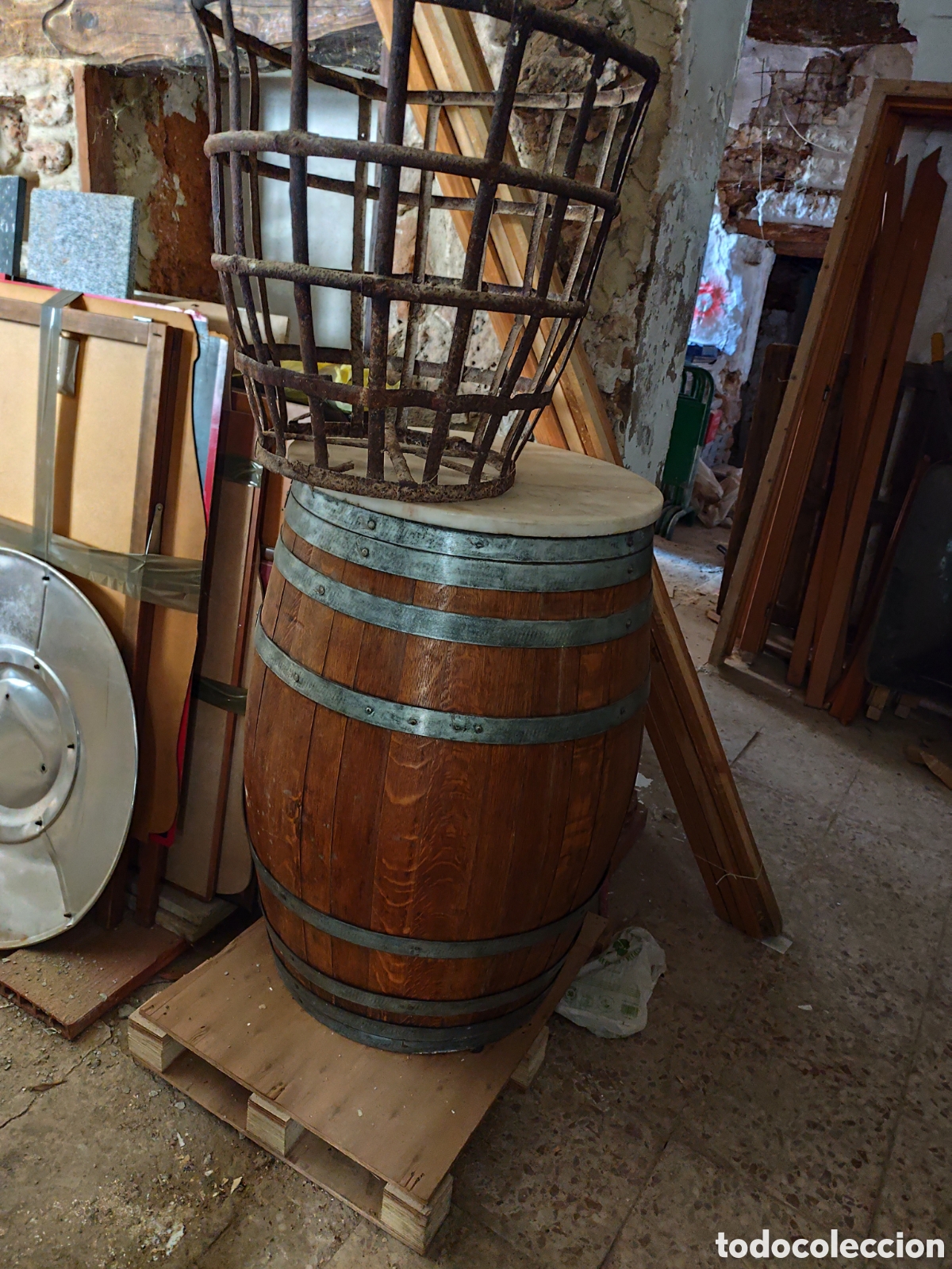 Antig&uuml;edades: Barril roble, aros metalicos y m&aacute;rmol blanco
