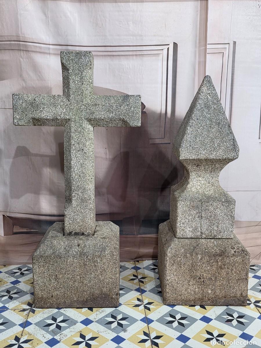 Antig&uuml;edades: Antiguo cruceiro y remate en piedra de granito