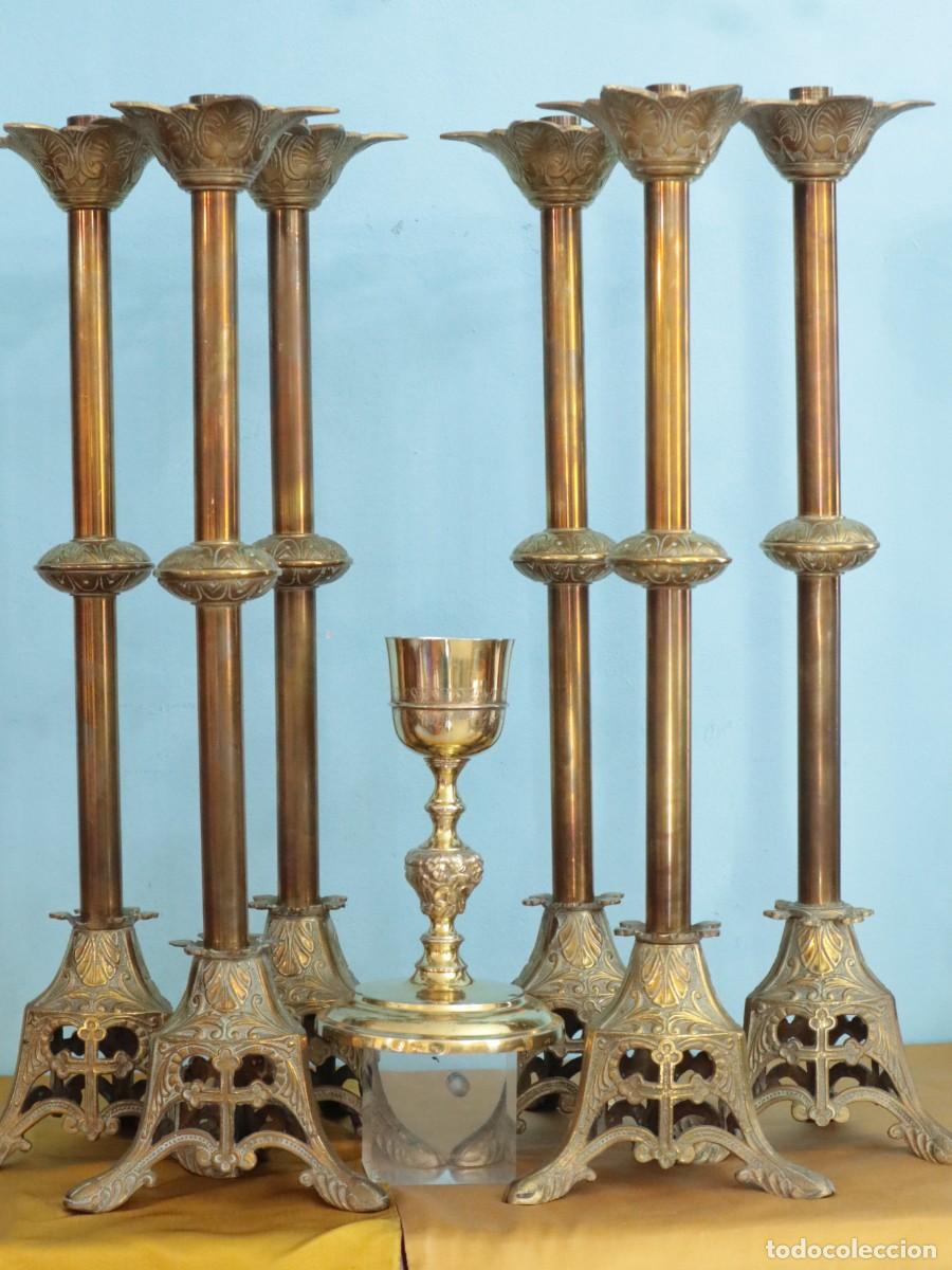 Antiguidades: Conjunto de seis candeleros eclesi&aacute;sticos del siglo XIX de estilo neog&oacute;tico. Miden 61 cm de altura.