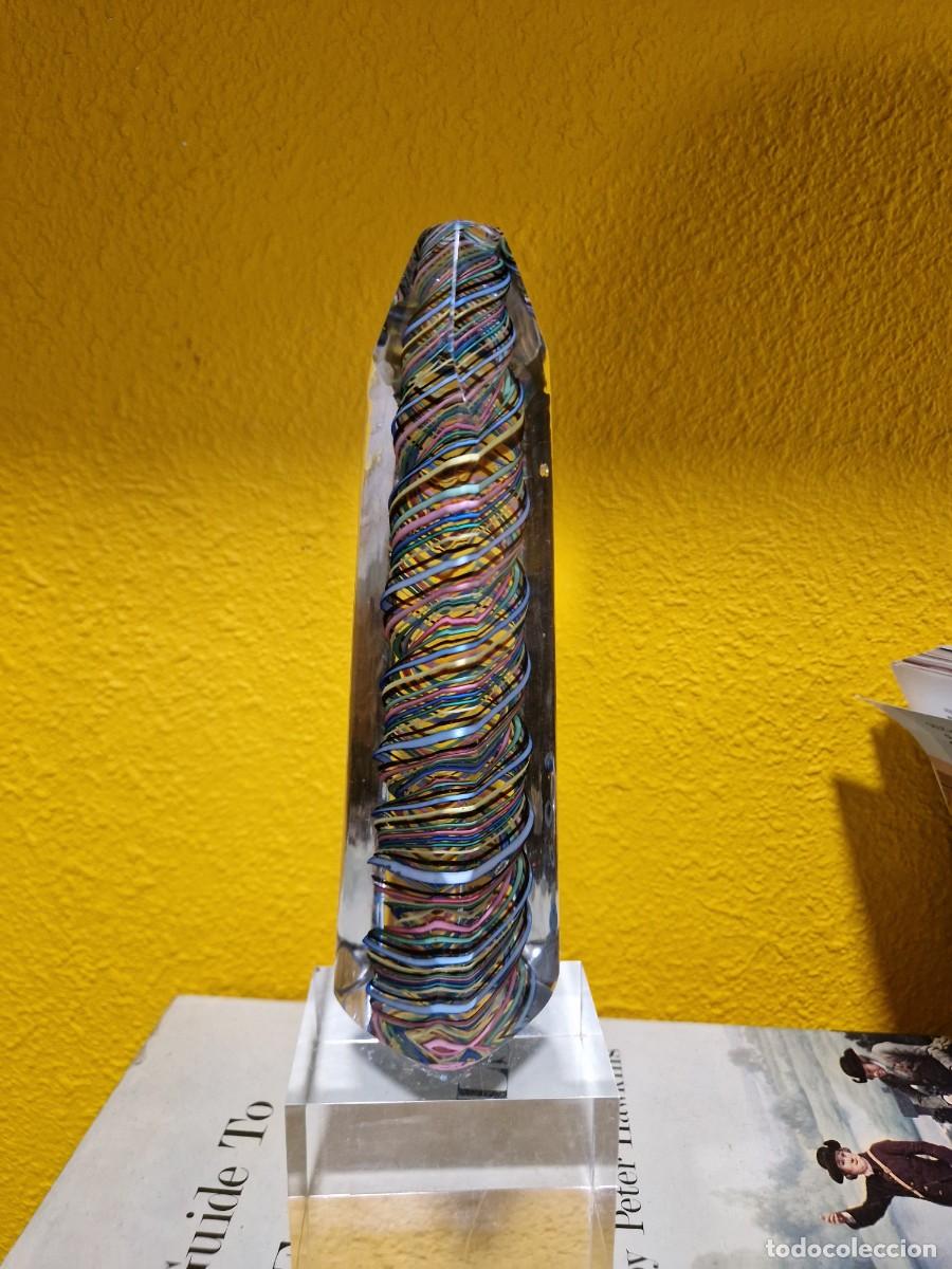Antiques: Peque&ntilde;o obelisco, vidrio multicolor en espiral