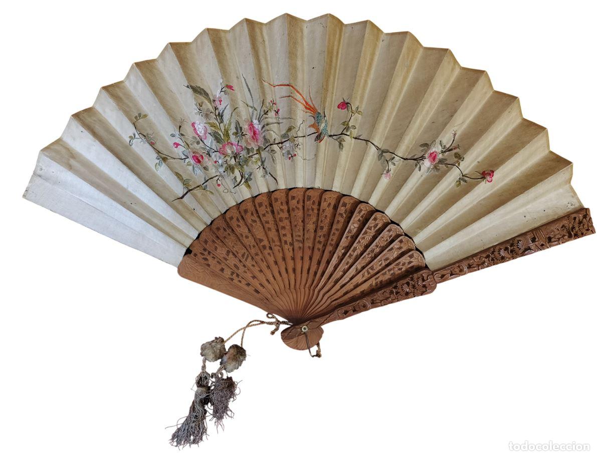 Antig&uuml;edades: ANTIGUO ABANICO CON MOTIVOS VEGETALES Y CHINOISERIE. TELA BRODADA Y MADERA. CHINA (?). XIX-XX.