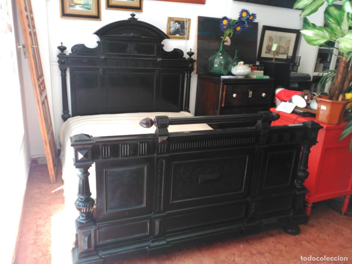 Antig&uuml;edades: Cama antigua de madera tallada con Dos mesitas a juego