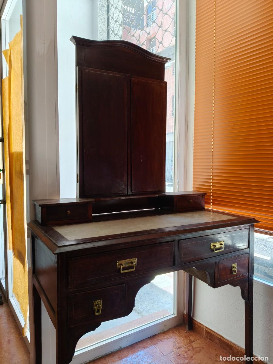 Antig&uuml;edades: Tocador antiguo de madera con espejos - Foto 3