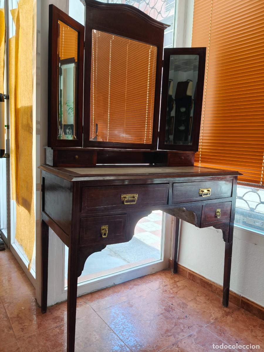 Tocador antiguo de madera con espejos