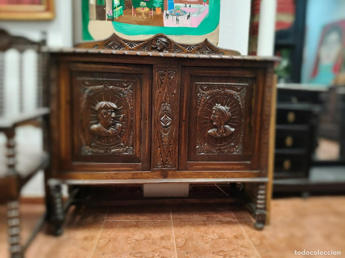 Antig&uuml;edades: Aparador antiguo de madera tallada