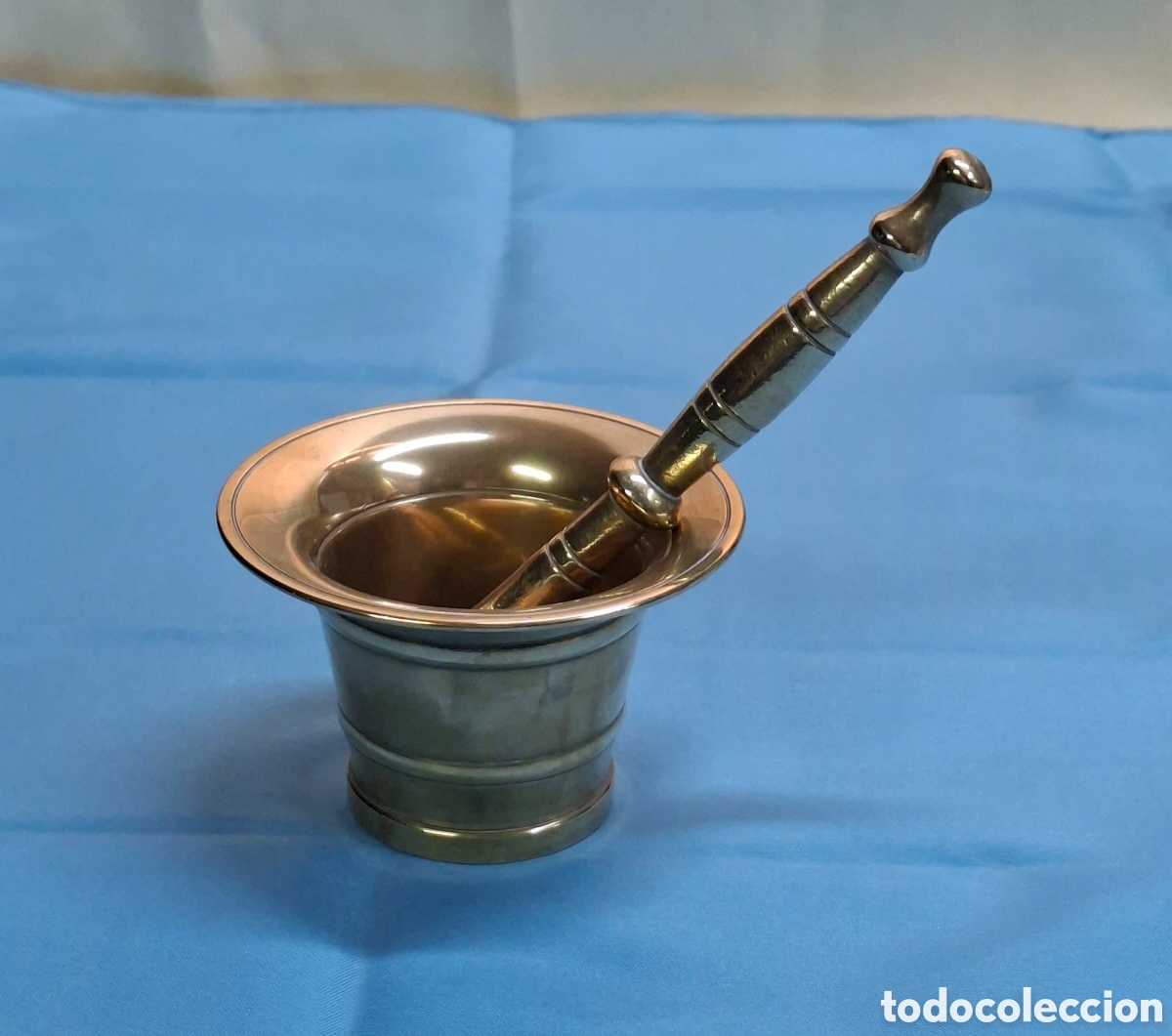 Antig&uuml;edades: Mortero antiguo de lat&oacute;n dorado