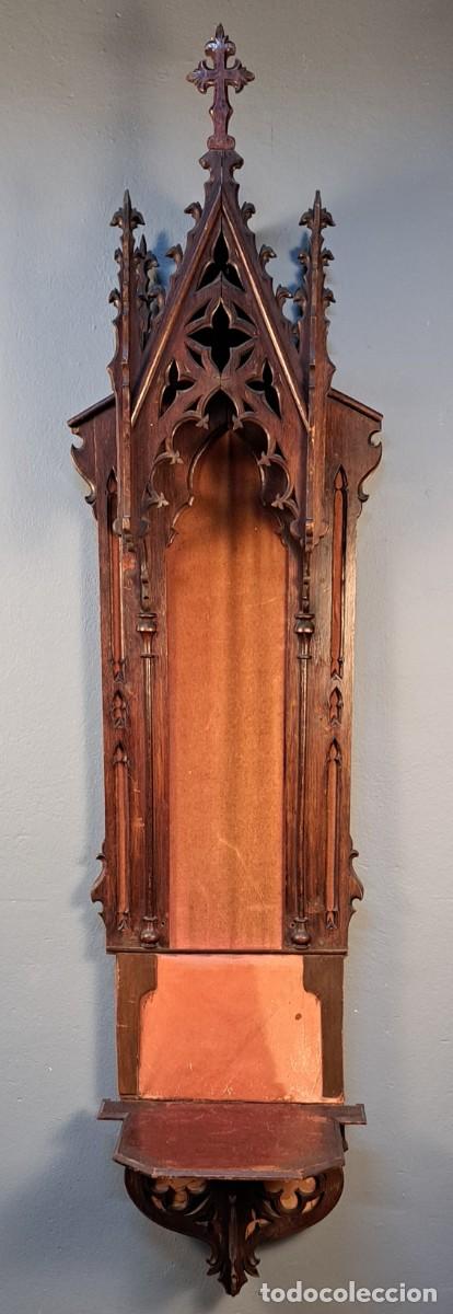 Antig&uuml;edades: Hornacina neog&oacute;tica en madera de nogal, 172 cm, siglo XIX