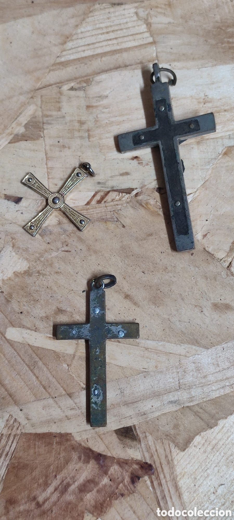 Antig&uuml;edades: Peque&ntilde;o lote religioso, crucifijos, medallas, la Algaba, tierra de F&aacute;tima....