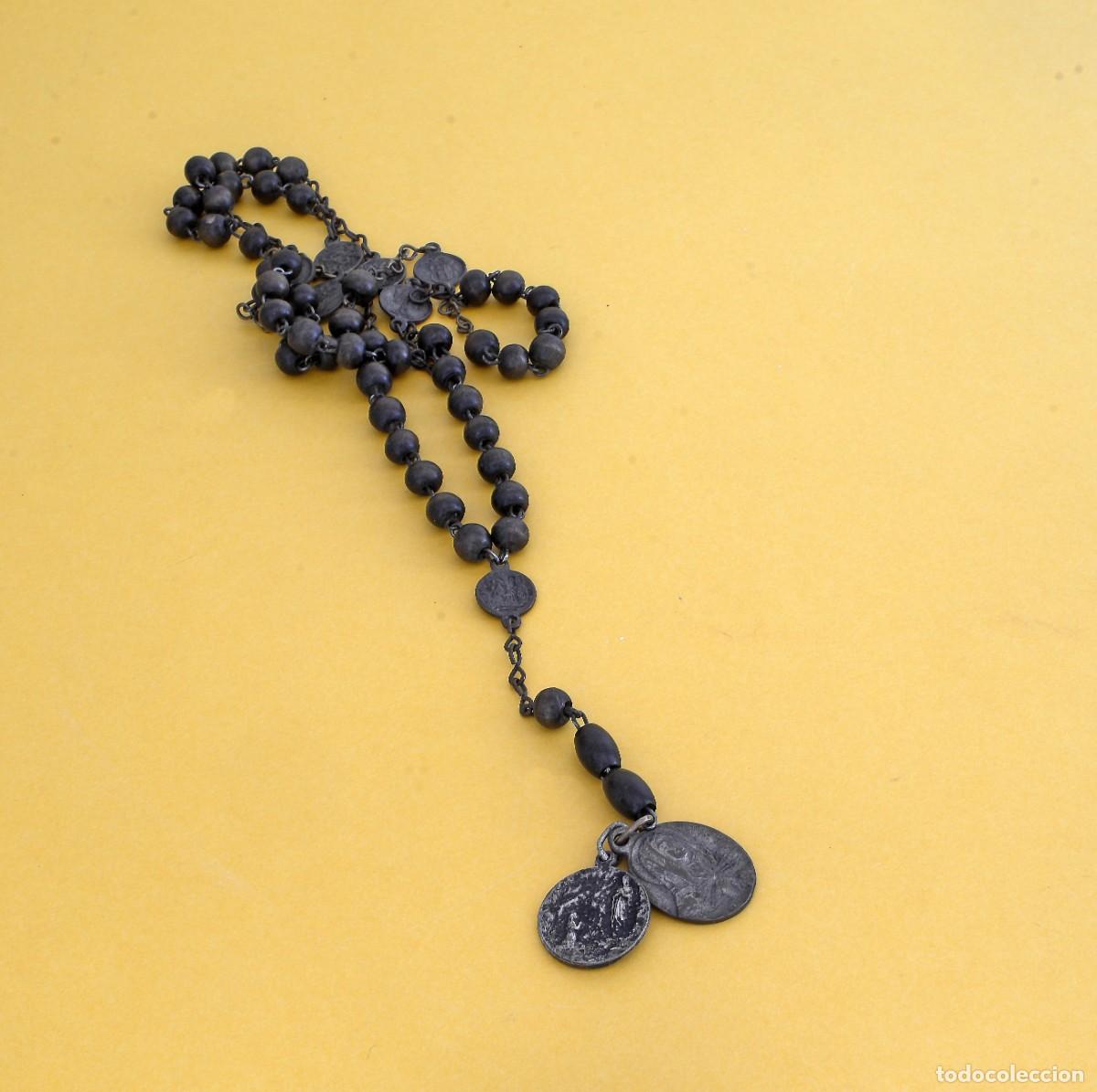 Antig&uuml;edades: COLLAR DE CUENTAS DE MADERA CON VARIAS MEDALLITAS DE PLATA - Foto 1