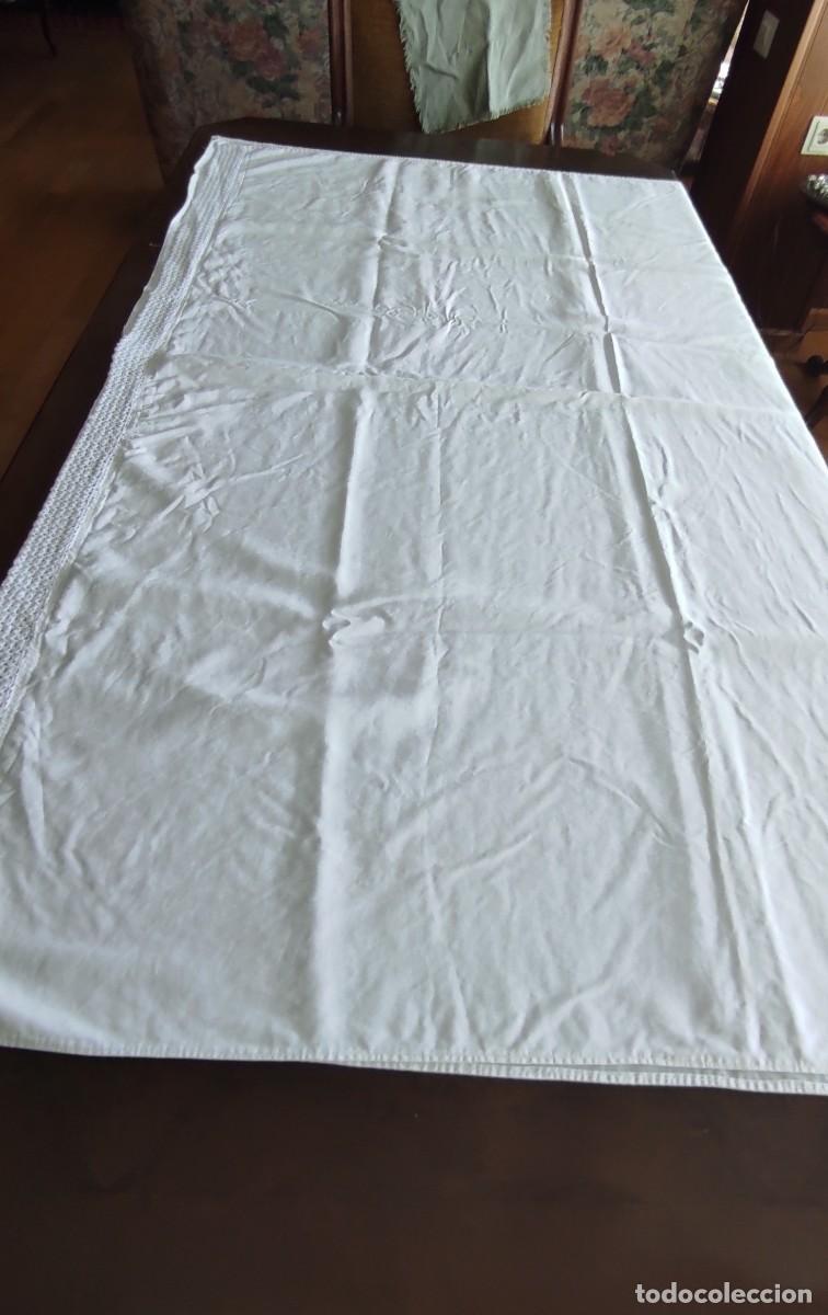 Antig&uuml;edades: ANTIGUA SABANA ENCIMERA CON PUNTILLA DE GANCHILLO HECHA A MANO. 220x150 cm.