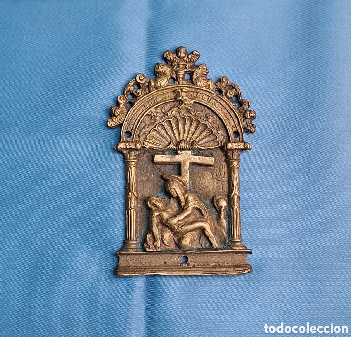 Antig&uuml;edades: Pieza religiosa antigua en metal dorado