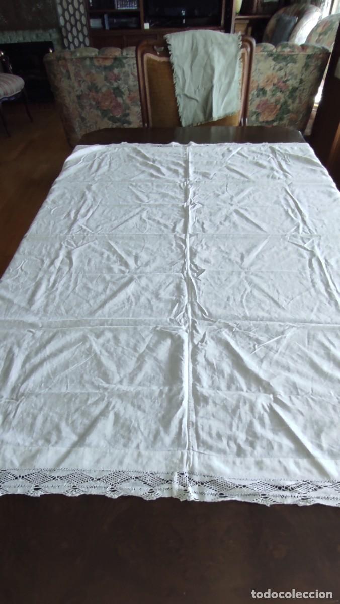 Antig&uuml;edades: ANTIGUO MANTEL DE LINO BLANCO CON ENCAJE DE GANCHILLO ARTESANAL.&ndash; 112 x 125 cm