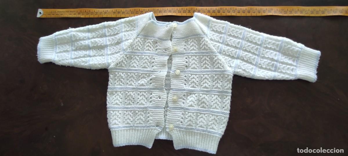 Antig&uuml;edades: REBECA / CHAQUETITA DE PUNTO CALADO PARA BEB&Eacute; - BLANCO Y AZUL CELESTE.- HECHA A MANO
