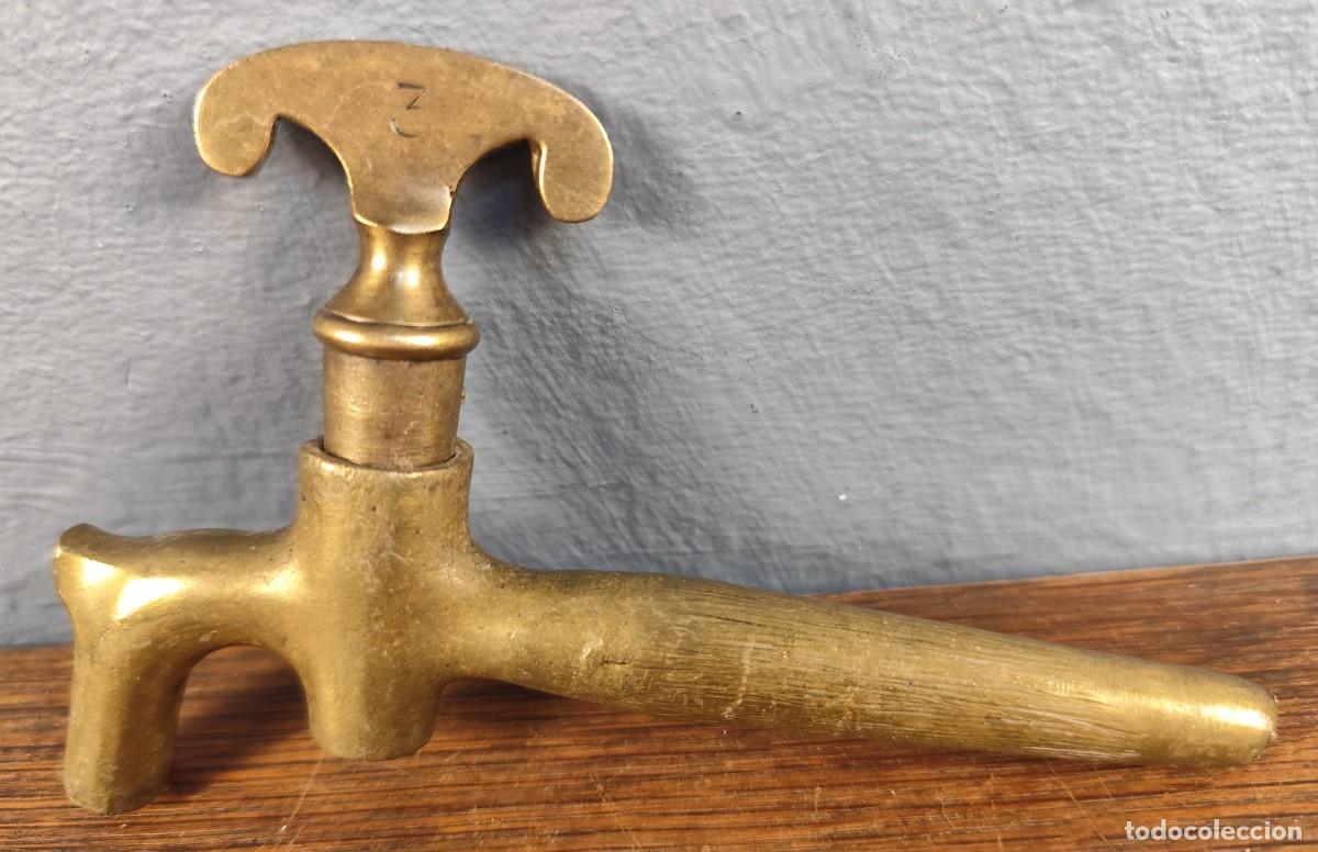 Antig&uuml;edades: Grifo de bronce para bota siglo XIX