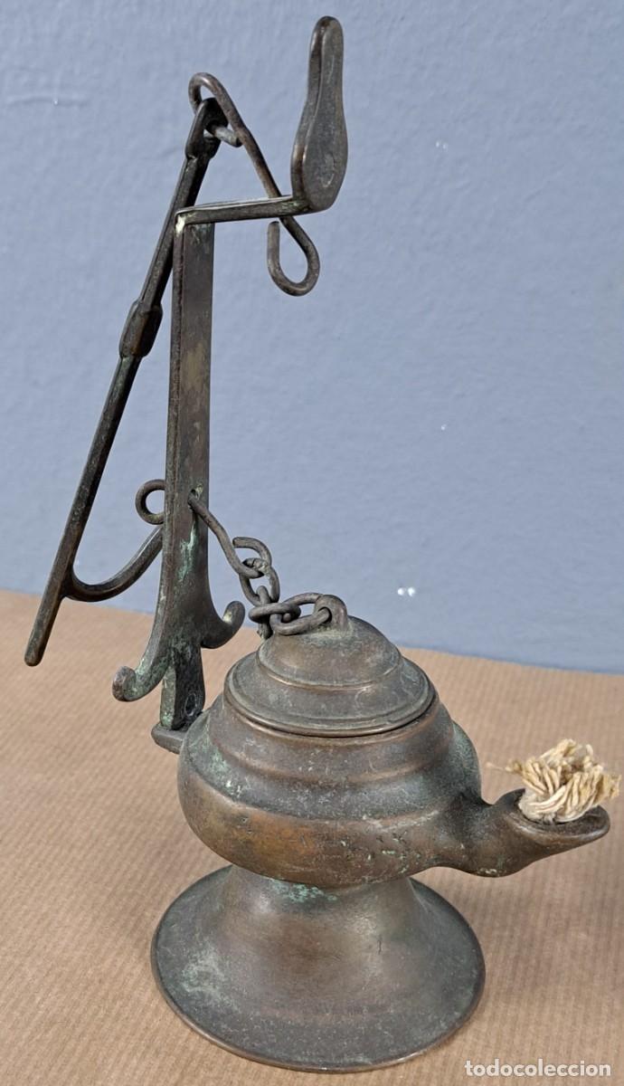 Antig&uuml;edades: L&aacute;mpara de aceite en bronce con soporte y gancho, 28 cm de altura total