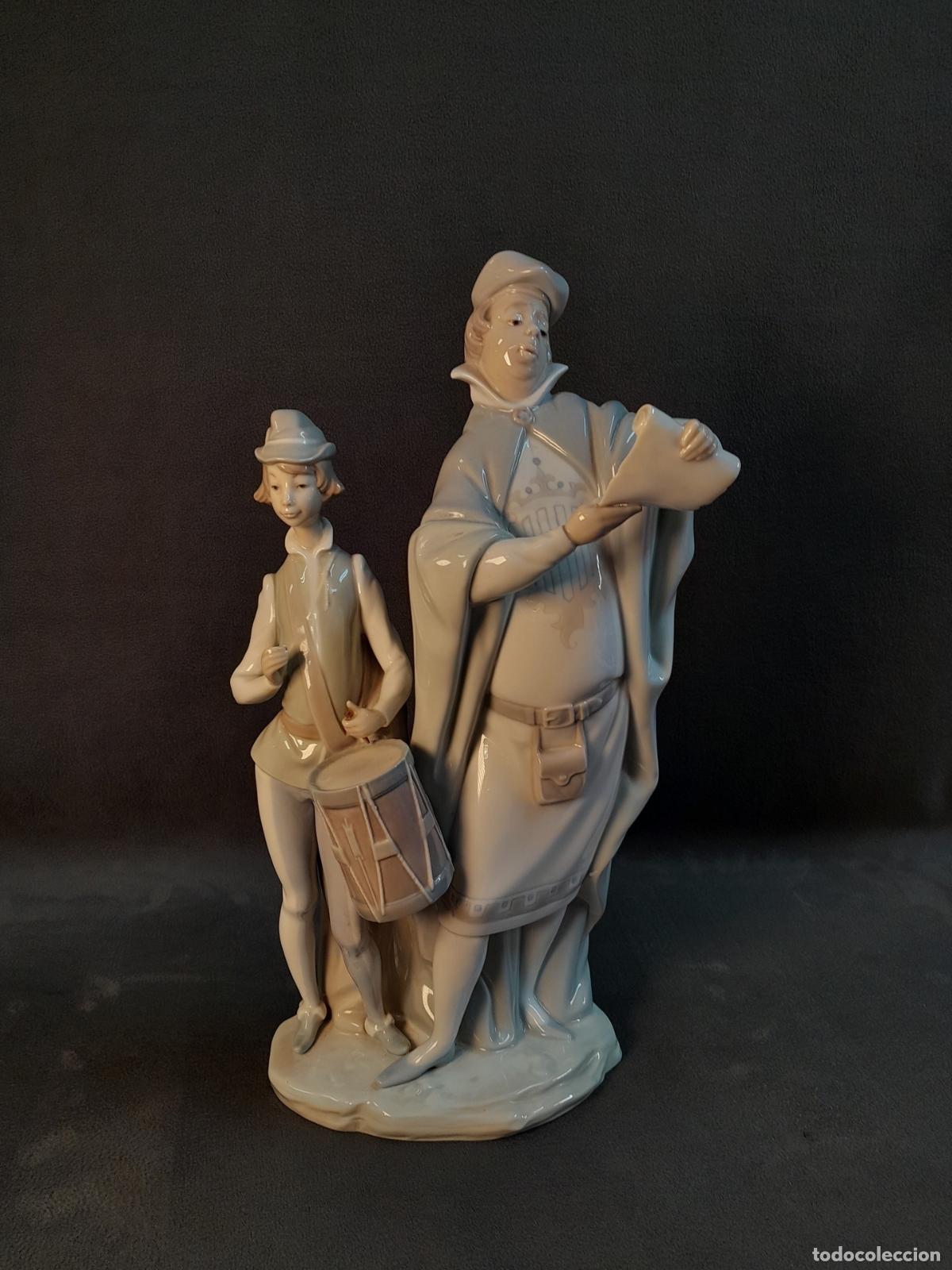Antig&uuml;edades: FIGURA DE PORCELANA VIDRIADA &ldquo;PREGONERO Y TAMBORILERO&rdquo; LLADR&Oacute; N 5720.FINALES S.XX